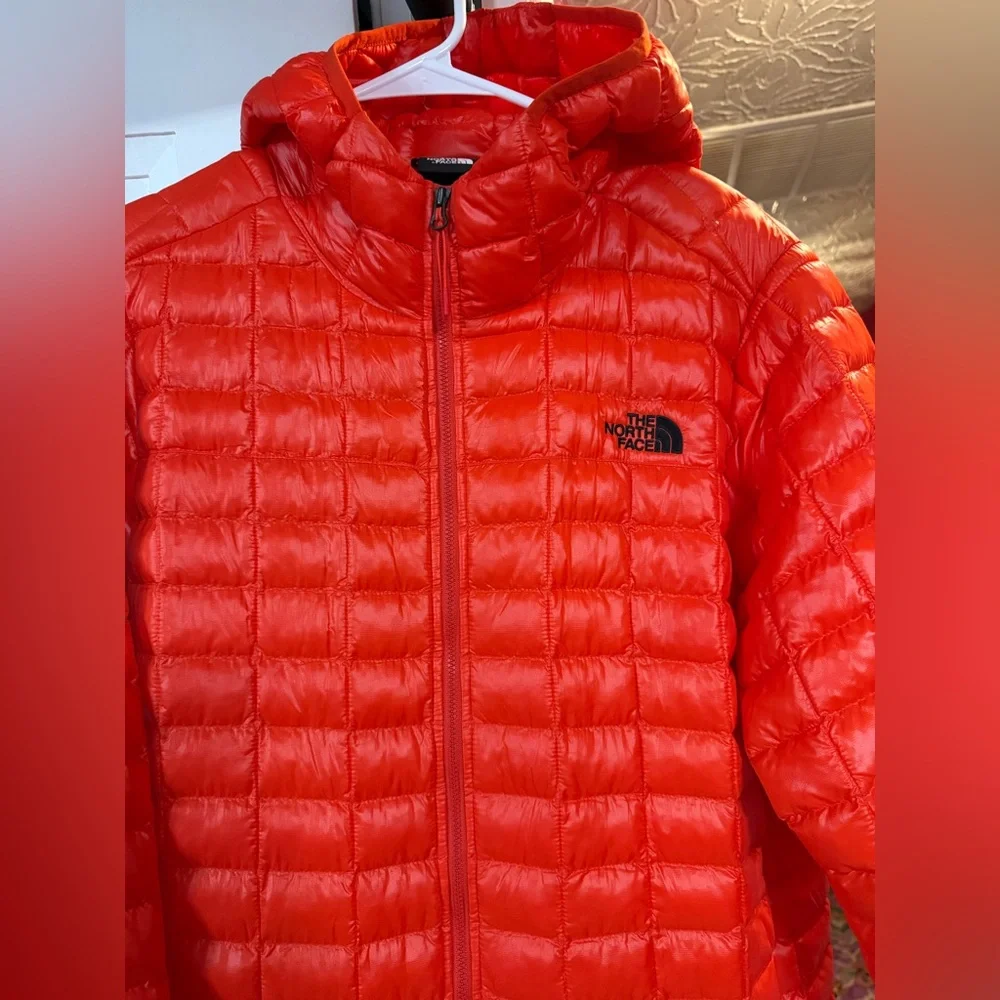 The North Face Women”s Bright Red Puffer Jacket NEW - Picture 3 of 11